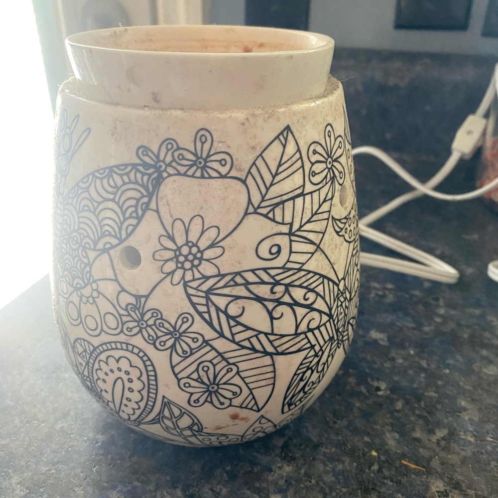 Scentsy Black and White Ceramic Wax Warmer